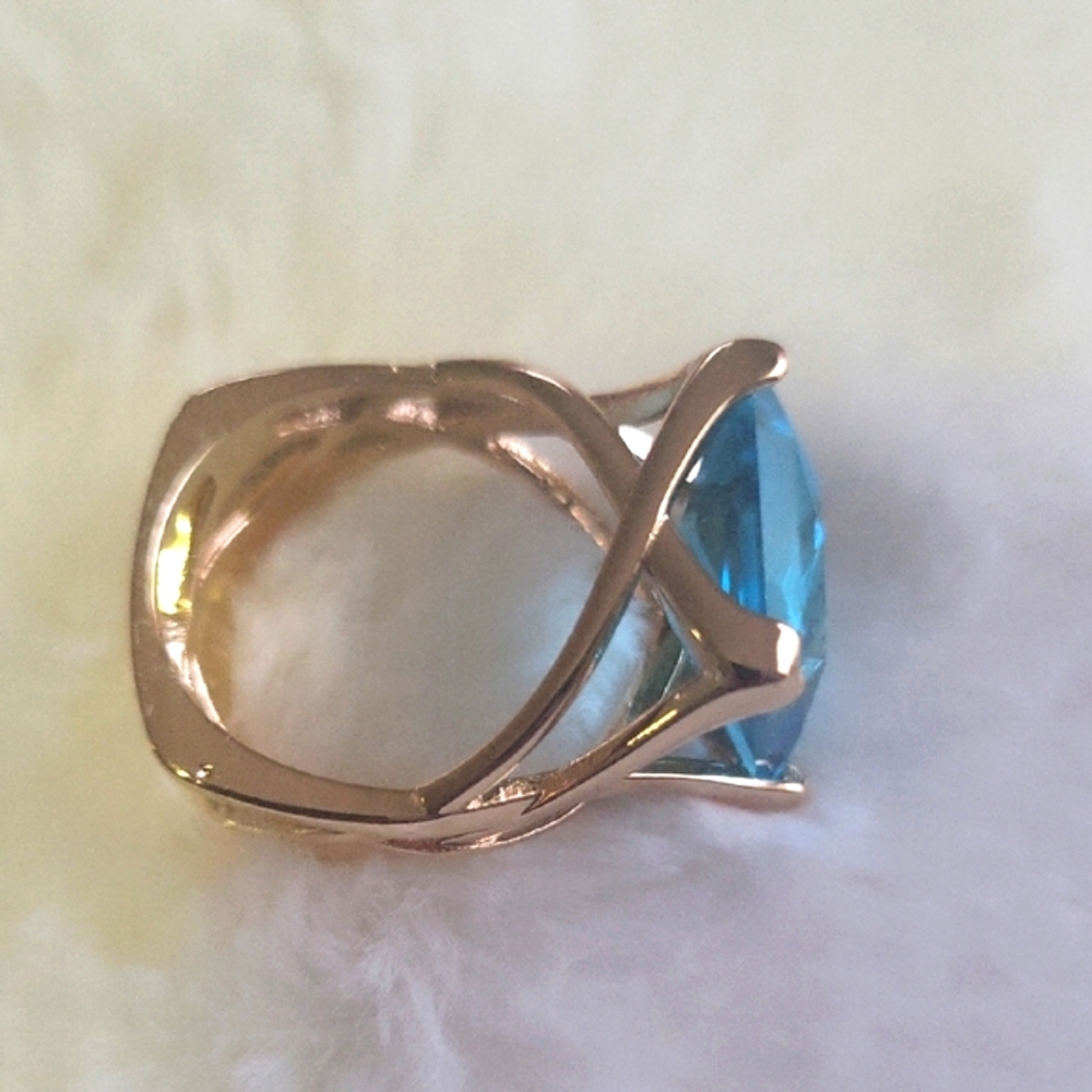 Vibrant Blue and Gold Ring with Square-Cut Gemstone - Picture 7 of 9